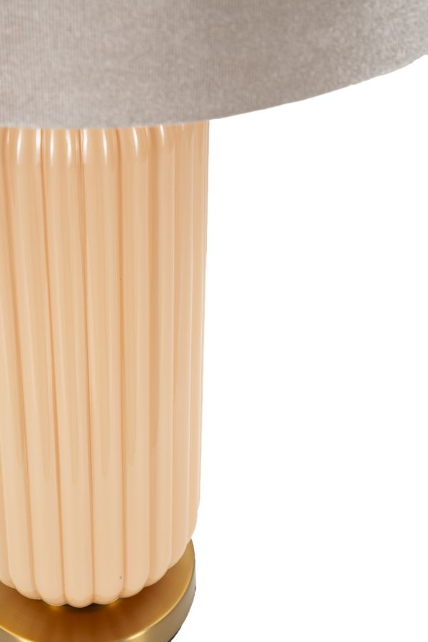 Vista ravvicinata del paralume beige e della base in vetro scanalato della lampada Perly -C-, perfetta per ambienti sofisticati.