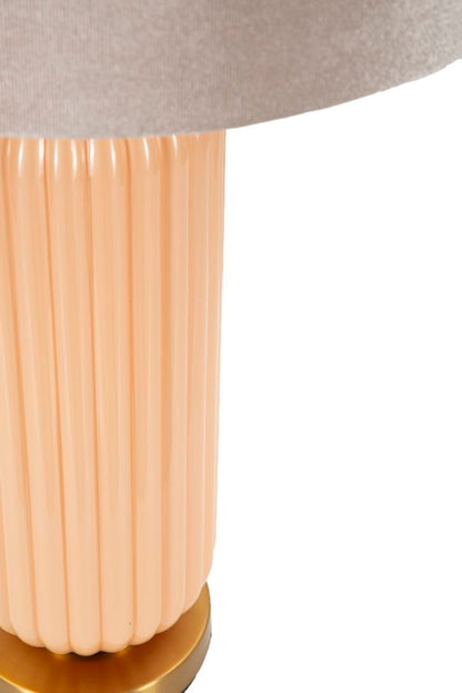 Vista ravvicinata del paralume beige e della base in vetro scanalato della lampada Perly -C-, perfetta per ambienti sofisticati.