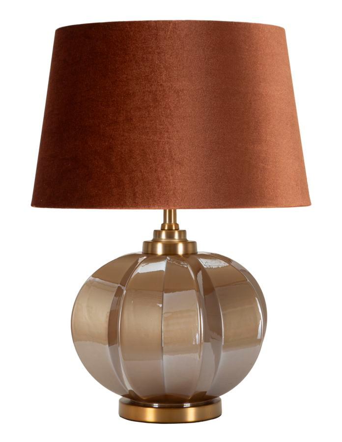 Lampada da tavolo Praga -A- Elegante Ø 40,5x57 con base rotonda in ceramica lucida beige e paralume in tessuto marrone, stile moderno.