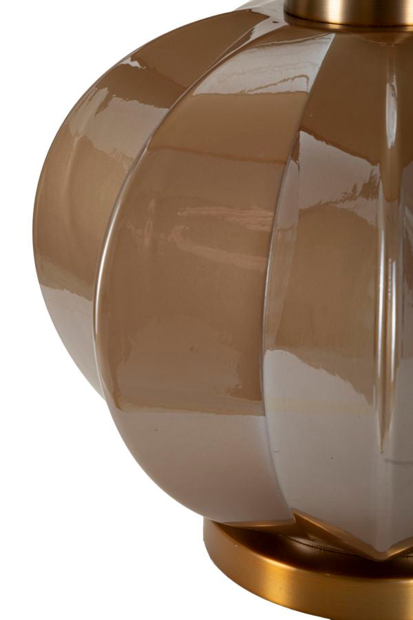 Dettaglio della superficie lucida e scanalata della base beige della lampada da tavolo Praga -A- Elegante Ø 40,5x57, look moderno.