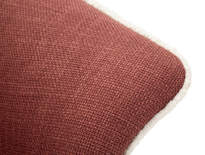 Dettaglio del tessuto bordeaux della Poltrona Girevole Siena con bordo bianco, finitura elegante.