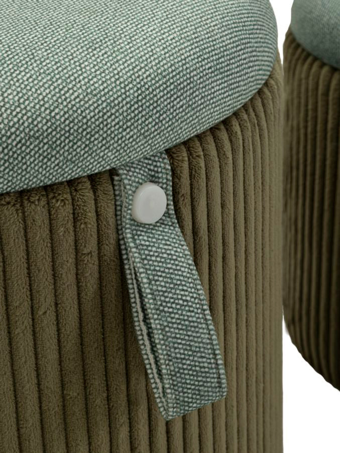 Dettaglio del tessuto e bottone decorativo del pouf contenitore verde Bolzano, perfetto per ambienti eleganti e pratici.