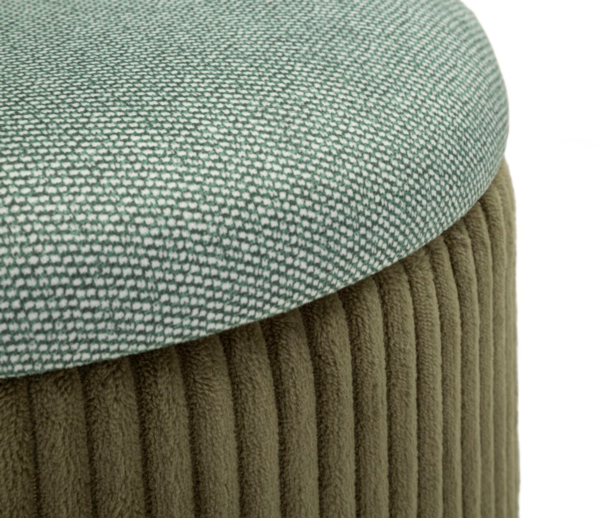 Primo piano del coperchio in tessuto verde del pouf contenitore Bolzano, con finitura raffinata e struttura resistente.