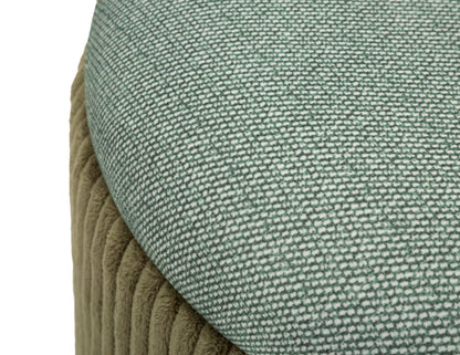 Zoom sul rivestimento del pouf contenitore verde Bolzano, con tessuto intrecciato e base in velluto a coste verticali.