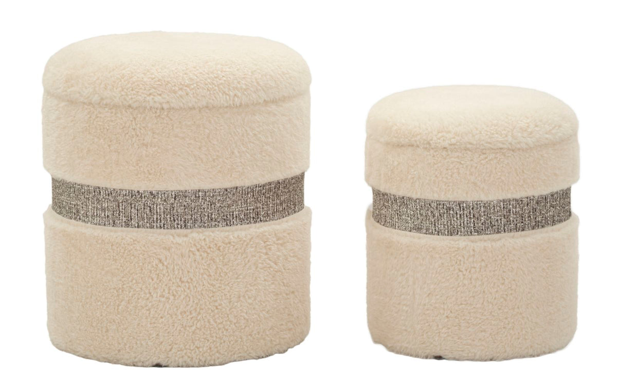 Set 2 puff contenitore Saint-Moritz crema con rivestimento effetto pelliccia e fascia decorativa, ideali per arredare con eleganza e funzione.