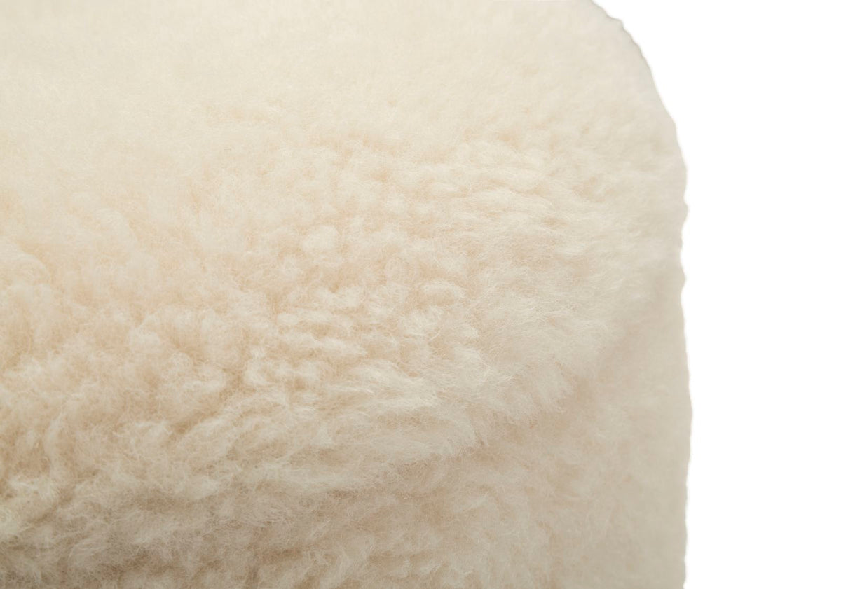 Primo piano del rivestimento effetto pelliccia del puff Saint-Moritz crema, morbido e accogliente per un comfort superiore.