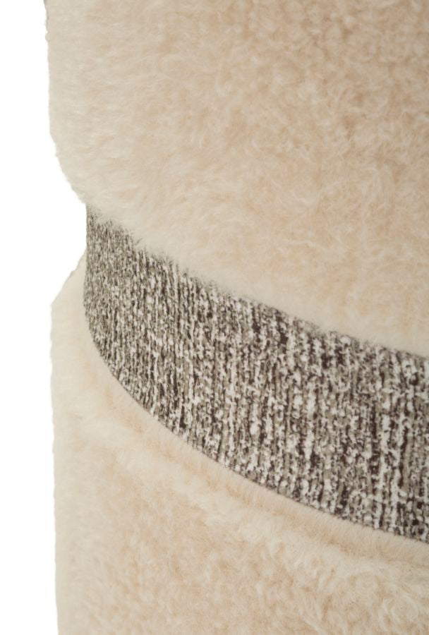 Zoom sulla fascia tessile decorativa dei puff Saint-Moritz crema, dettaglio di design che valorizza l’arredo moderno.