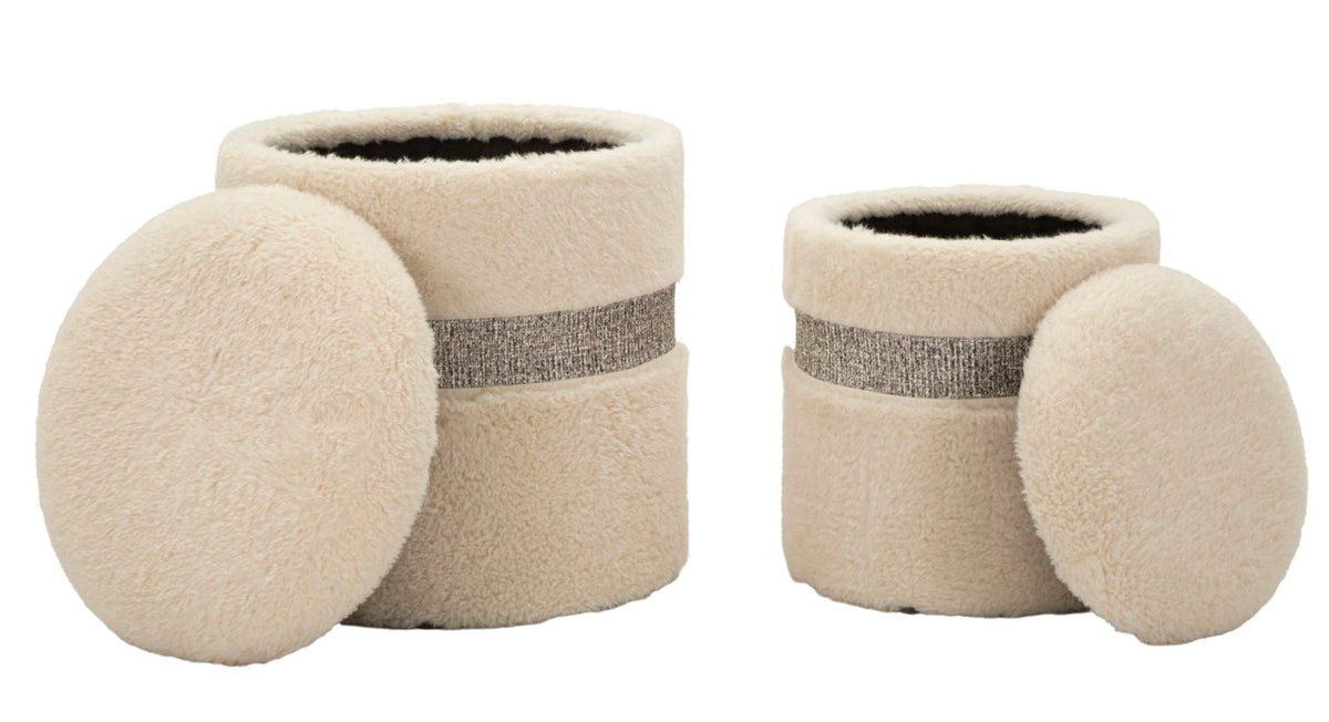 Set puff Saint-Moritz crema con coperchio rimosso, evidenziando la funzionalità contenitore e lo stile contemporaneo.