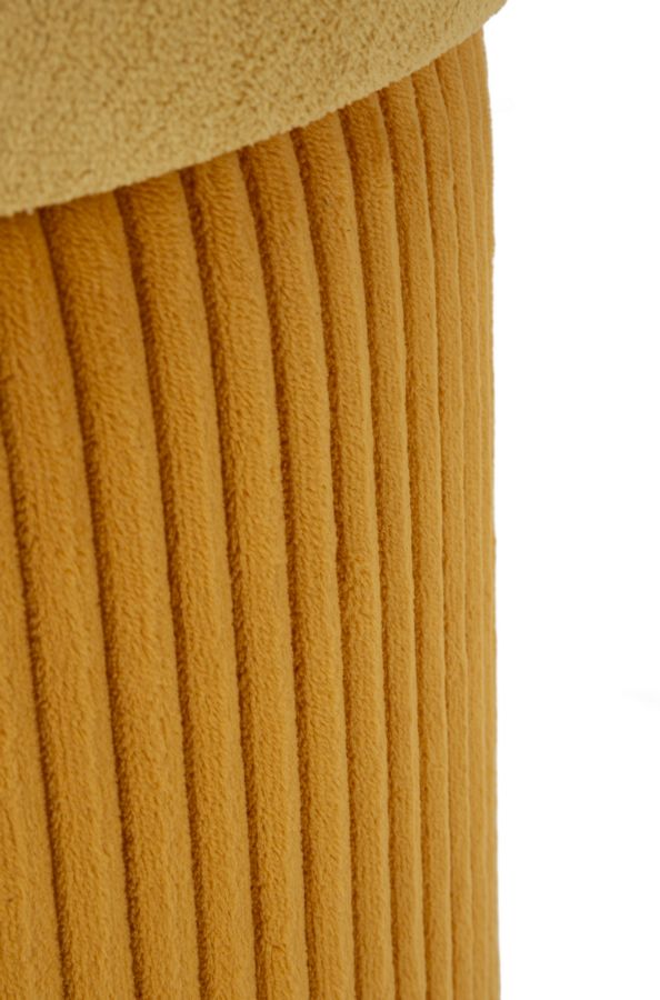 Particolare della base in velluto rigato del pouf contenitore Aspen senape, texture verticale per un tocco moderno