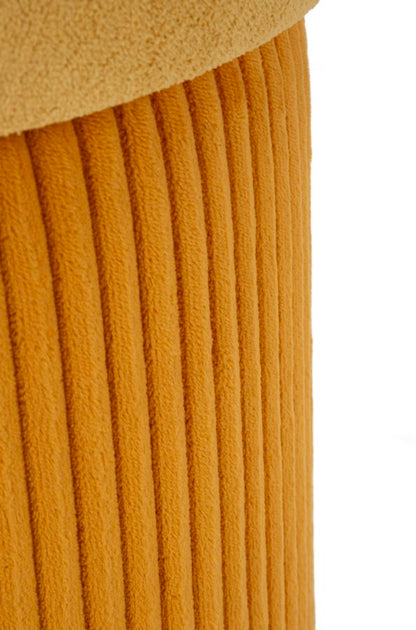 Particolare della base in velluto rigato del pouf contenitore Aspen senape, texture verticale per un tocco moderno