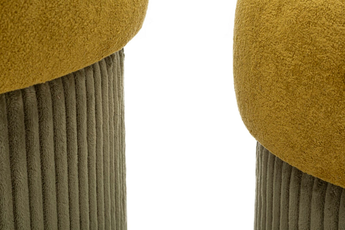 Dettaglio ravvicinato del velluto rigato verde dei pouf Aspen, texture elegante e moderna. Ideale per arredamento contemporaneo.