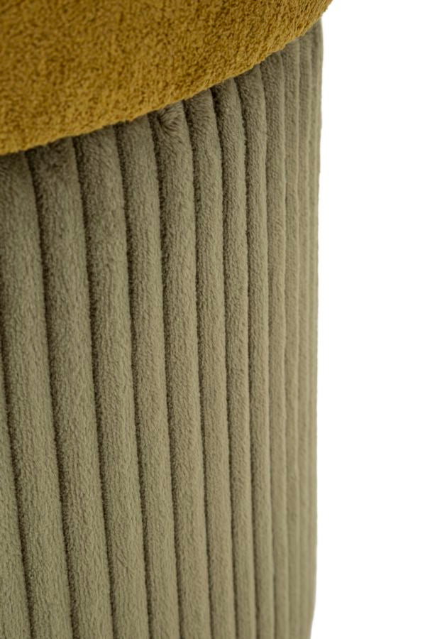Particolare della superficie rigata in velluto verde del pouf Aspen. Finitura di qualità per ambienti raffinati e moderni.
