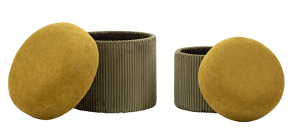 Set pouf Aspen verde con coperchi rimossi, mostra vano contenitore interno. Design salvaspazio in velluto per salotto o camera da letto.