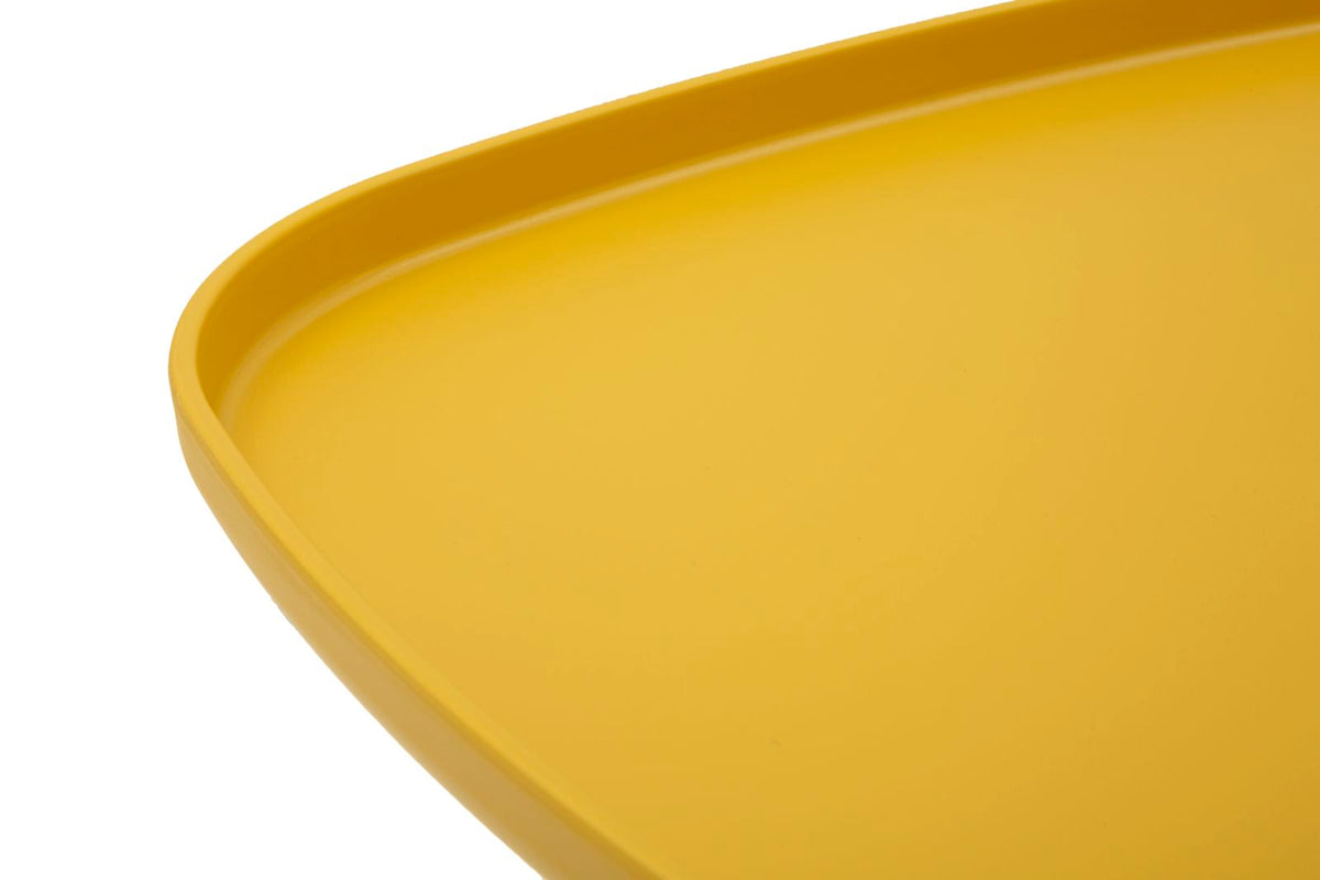 Dettaglio del piano del Tavolino Gea Giallo con bordo rialzato, ideale per evitare cadute di oggetti e migliorare la praticità.