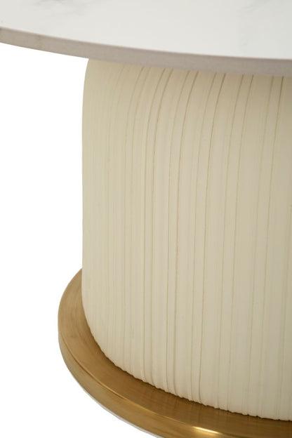 Dettaglio della base plissettata del Tavolino Caffè Nova con finitura crema e bordo dorato, perfetto per ambienti eleganti e moderni.