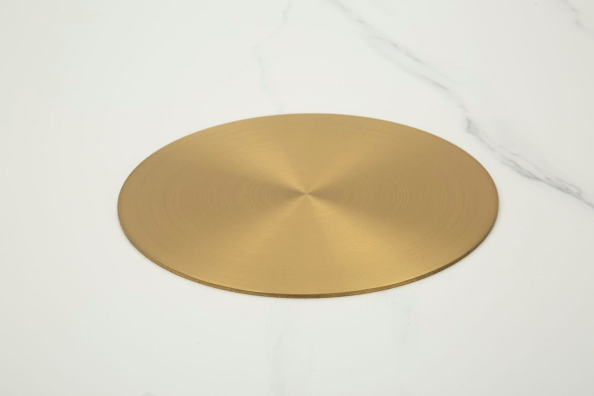 Dettaglio del disco centrale dorato sul piano del Tavolino Caffè Nova, elemento decorativo che arricchisce il design moderno del tavolino.