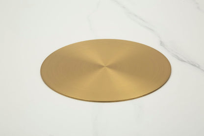 Dettaglio del disco centrale dorato sul piano del Tavolino Caffè Nova, elemento decorativo che arricchisce il design moderno del tavolino.