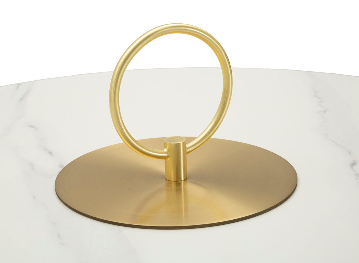 Dettaglio della maniglia dorata centrale sul top effetto marmo del Tavolinetto Nova. Eleganza e funzionalità in un unico elemento decorativo.