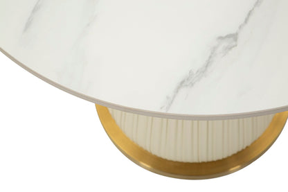 Particolare del piano effetto marmo del Tavolinetto Nova con bordo sottile e base dorata. Design moderno e raffinato per interni di classe.