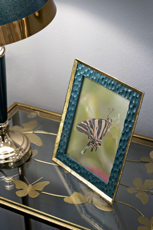 Cornice Grent 20,3x2x25,3 cm su tavolino decorato, stile elegante con bordo dorato e verde, misura interna 15x20 cm