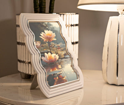 Cornice Curty elegante 15x20 cm su tavolino moderno, perfetta per arredare con stile ambienti interni grazie al suo design ondulato.