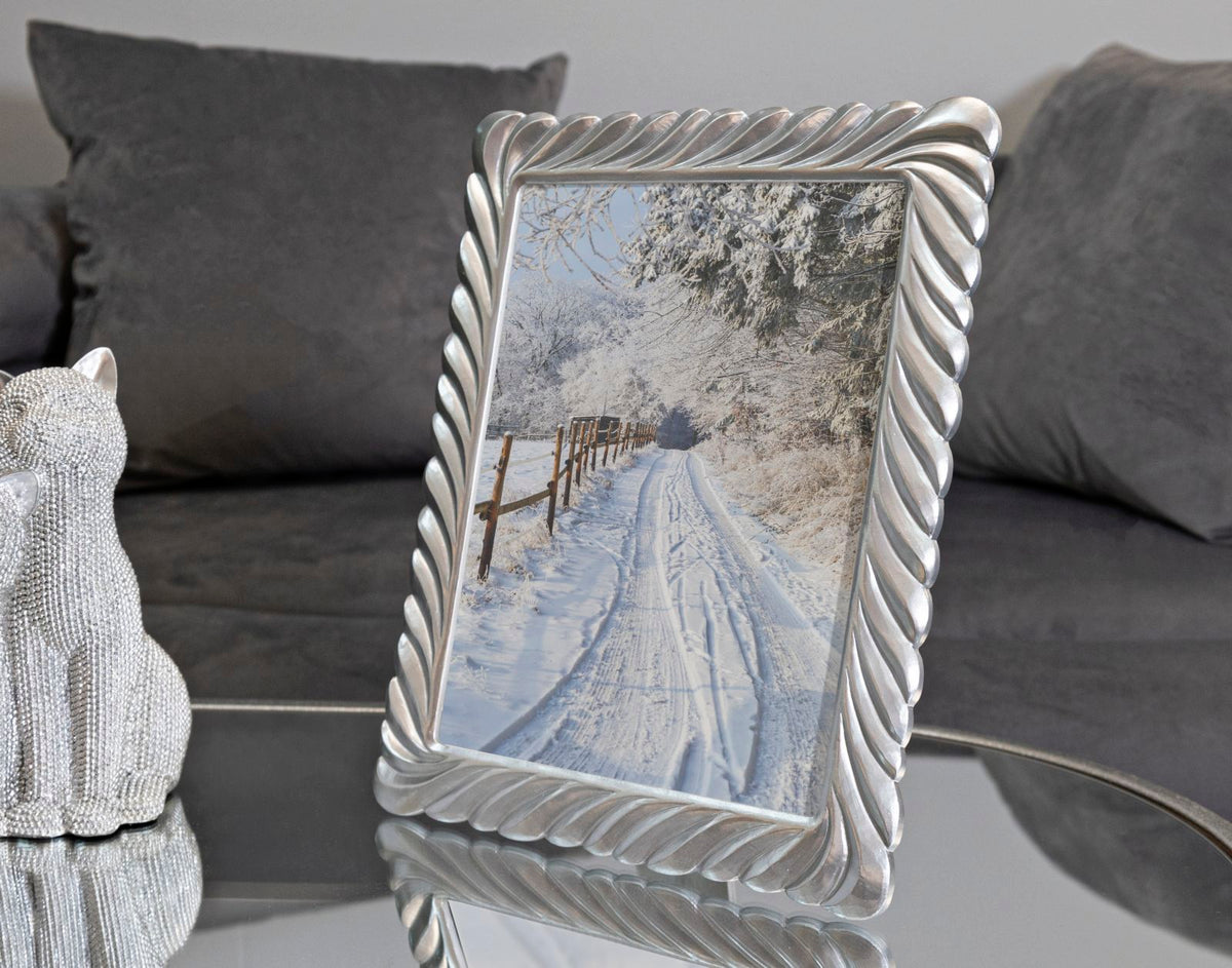 Cornice Carvy con foto invernale su tavolino moderno, misura interna 20x25 cm, ideale per decorare salotti eleganti.