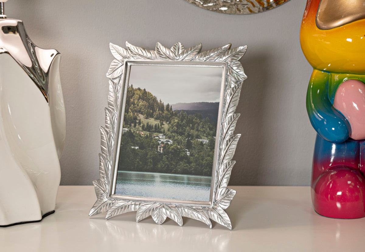 Cornice Leavy Silver Mauro Ferretti su mobile moderno, ideale per foto eleganti in ambienti di design contemporaneo.