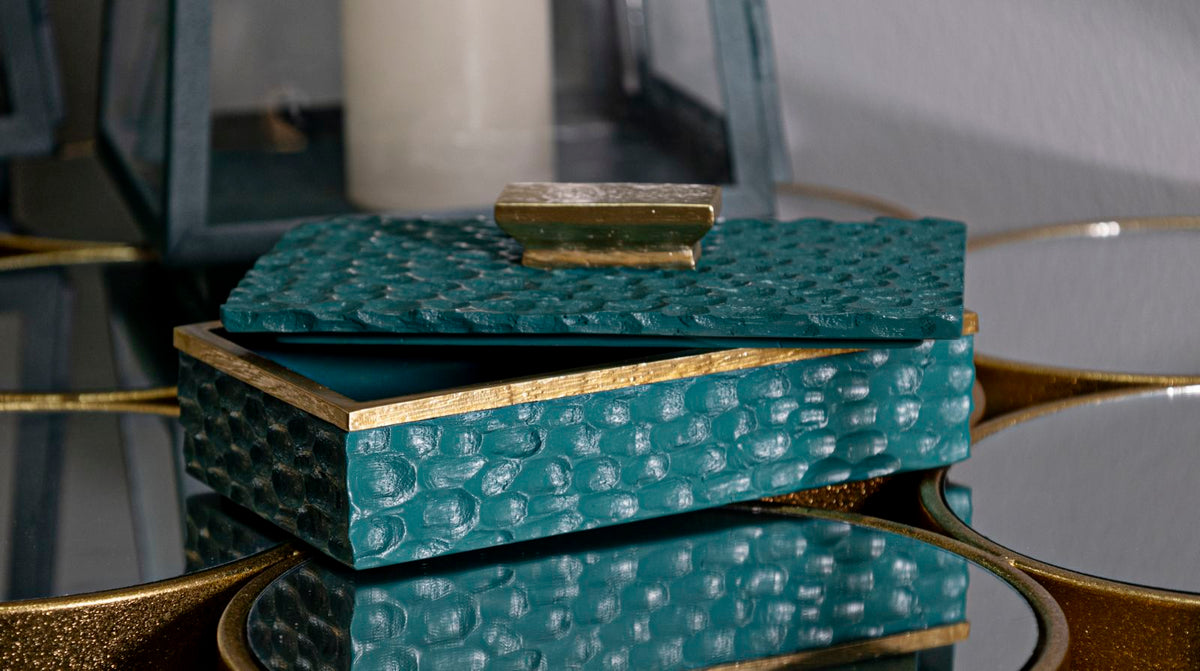 Cofanetto Greent Cm 18,8X6,4X10,8 Eleganza E Stile su tavolo con riflessi dorati, perfetto per arredare spazi Home & Garden