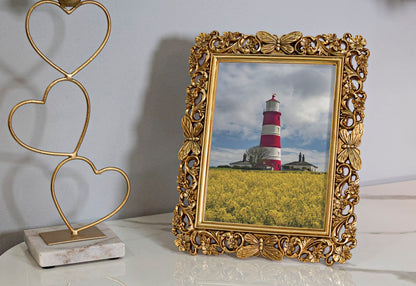 Cornice classica dorata 22x27 cm con foto inserita, perfetta per arredare ambienti eleganti con stile vintage e raffinato.