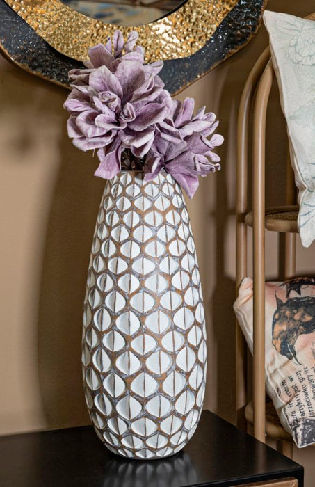 Vaso Resina Tibet Ø 20X45,5 cm con fiori decorativi, posizionato su mobile moderno, perfetto per ambienti eleganti.