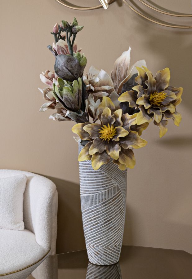 Vaso Woody Ø18x45 cm con fiori decorativi, inserito in un ambiente elegante con arredi moderni e tonalità neutre.