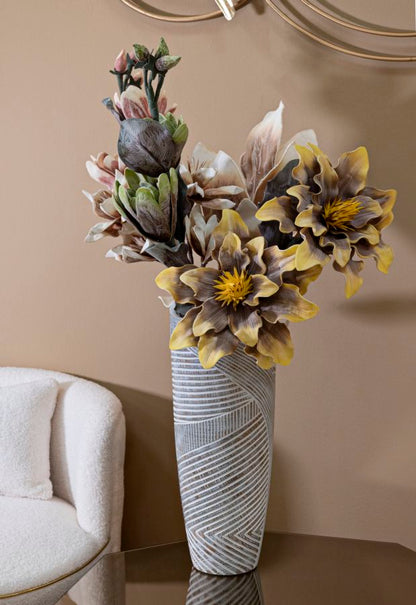 Vaso Woody Ø18x45 cm con fiori decorativi, inserito in un ambiente elegante con arredi moderni e tonalità neutre.