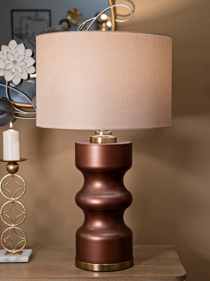 Lampada Tavolo Rosenthal accesa su mobile in legno, perfetta per ambienti eleganti con decorazioni di design.