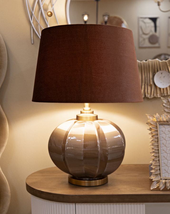 Lampada da tavolo Praga -A- Elegante Ø 40,5x57 accesa su mobile in legno, perfetta per ambienti eleganti e accoglienti.