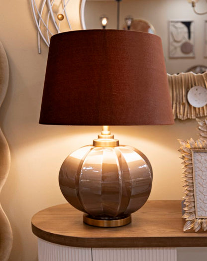 Lampada da tavolo Praga -A- Elegante Ø 40,5x57 accesa su mobile in legno, perfetta per ambienti eleganti e accoglienti.