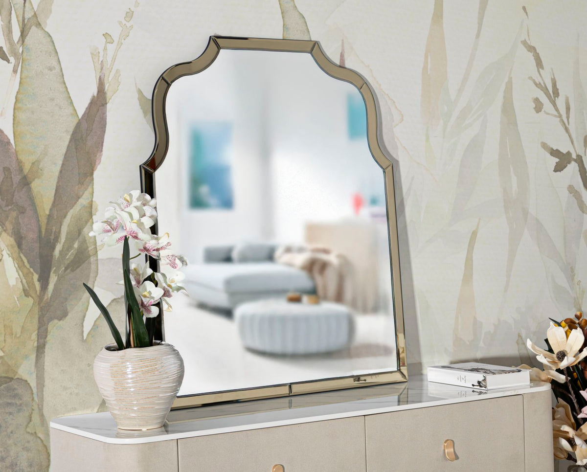 Specchio Ankara oro 78x93 elegante posizionato su mobile moderno, perfetto per arredare con stile la zona giorno.