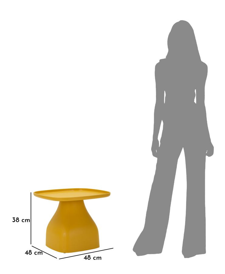 Dimensioni del Tavolino Gea Giallo 48x48x38 cm mostrate accanto a una figura umana per confronto visivo e proporzioni reali.