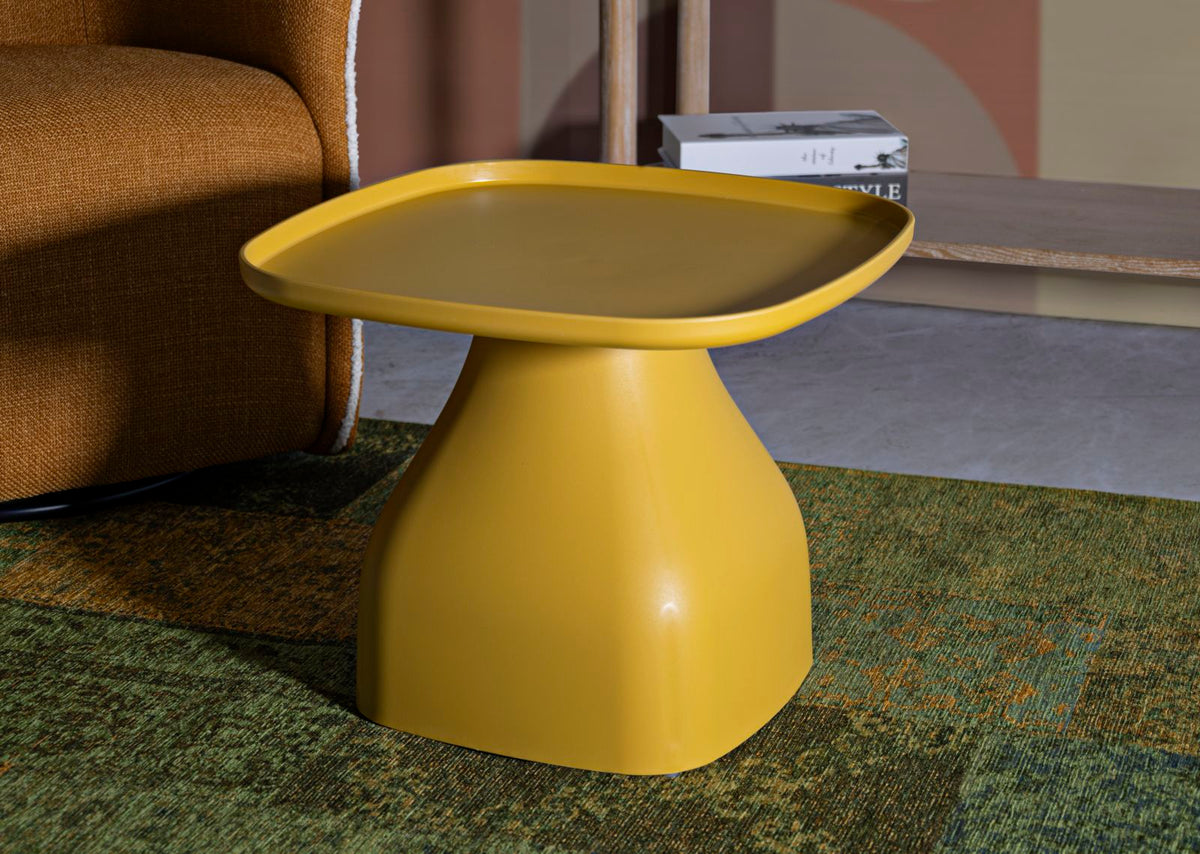 Tavolino Gea Giallo posizionato in un soggiorno moderno, perfetto per ambienti eleganti e arredamenti contemporanei.