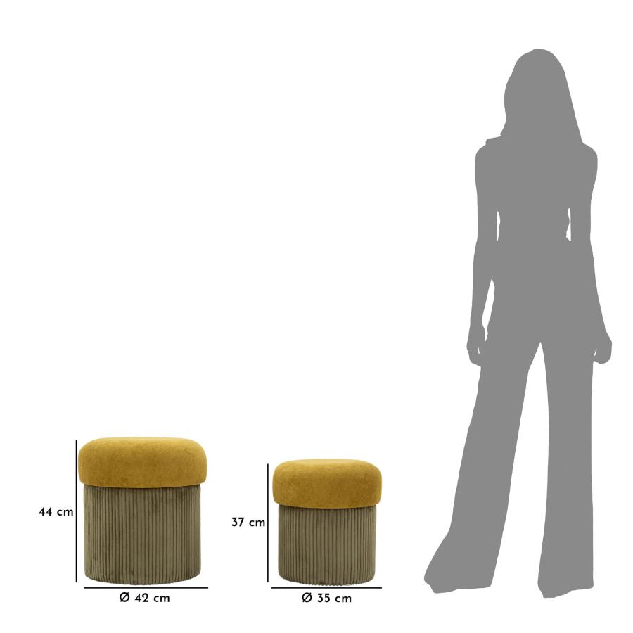 Dimensioni dei pouf Aspen verde: Ø42x44 cm e Ø35x37 cm, mostrati accanto a una figura umana per scala. Set contenitore in velluto moderno.
