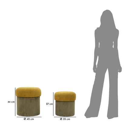 Dimensioni dei pouf Aspen verde: Ø42x44 cm e Ø35x37 cm, mostrati accanto a una figura umana per scala. Set contenitore in velluto moderno.