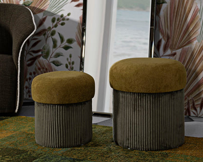 Pouf Aspen verde set 2 pezzi in un ambiente moderno con tappeto e carta da parati. Arredo elegante e funzionale per interni di design.