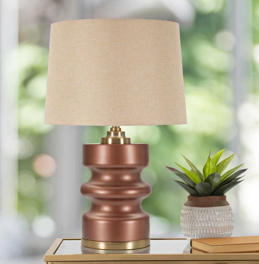 Lampada da tavolo Rosenthal su tavolino con pianta decorativa. Design elegante ideale per soggiorni e camere da letto contemporanei.