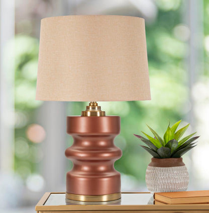 Lampada da tavolo Rosenthal su tavolino con pianta decorativa. Design elegante ideale per soggiorni e camere da letto contemporanei.