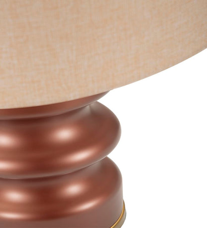 Dettaglio ravvicinato della lampada Rosenthal con paralume neutro e base ondulata in rame. Eleganza e design per arredamento di interni.