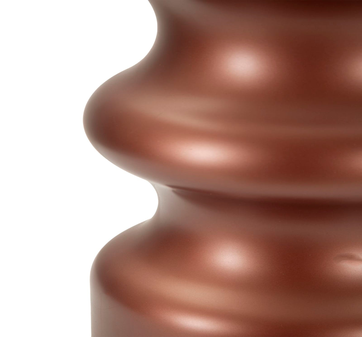 Zoom sulla base ondulata color rame della lampada da tavolo Rosenthal. Linee morbide e finitura lucida per un tocco di stile unico.