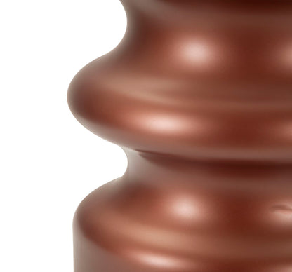 Zoom sulla base ondulata color rame della lampada da tavolo Rosenthal. Linee morbide e finitura lucida per un tocco di stile unico.