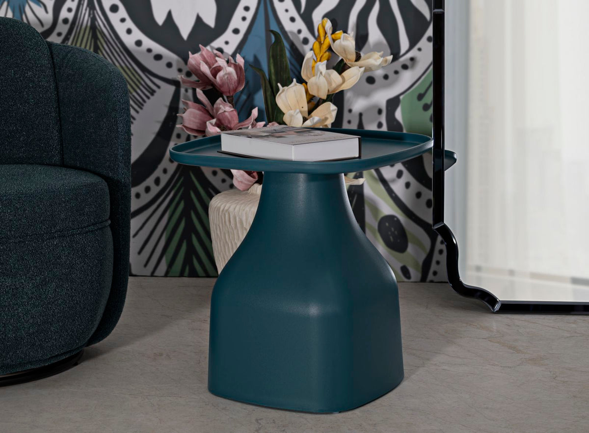 Tavolinetto Gea Blu in un salotto moderno con decorazioni floreali, perfetto per aggiungere un tocco di stile contemporaneo.