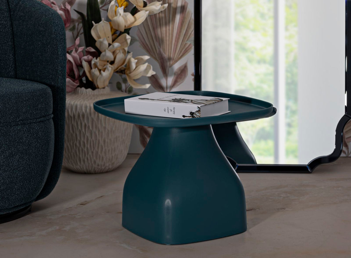 Tavolinetto Gea Blu in ambiente moderno, accanto a divano e decorazioni, perfetto per soggiorni eleganti e funzionali.