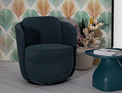 Poltrona Girevole Torino Ottanio in un ambiente moderno con tavolino e decorazioni, perfetta per casa o ufficio.
