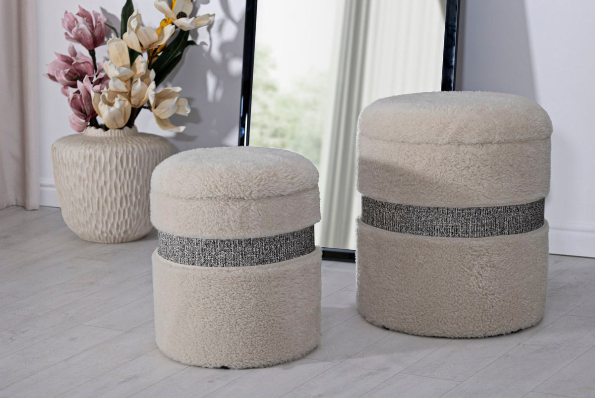 Puff Saint-Moritz crema ambientati in soggiorno moderno con specchio e fiori, perfetti per arredare con stile e funzionalità.